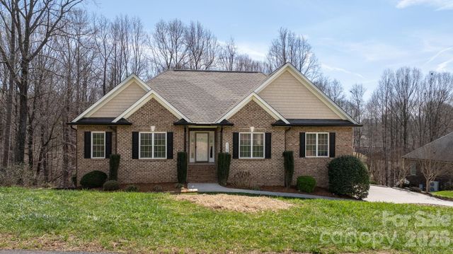 1158 Waterford Drive, Hickory, NC 28602