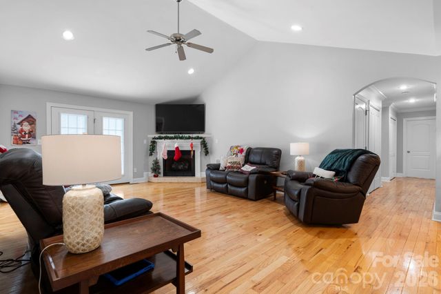 1158 Waterford Drive, Hickory, NC 28602