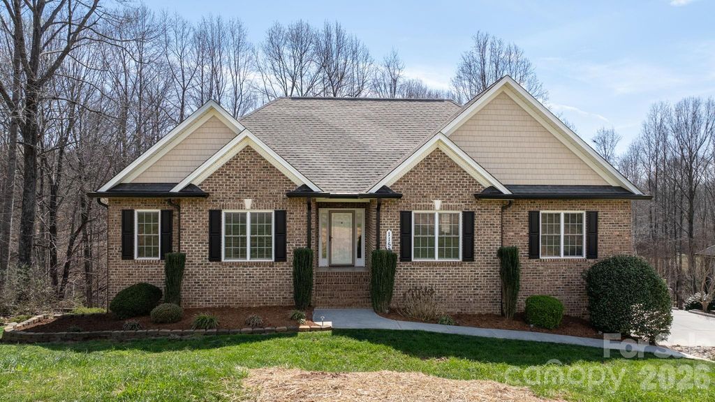 1158 Waterford Drive, Hickory, NC 28602