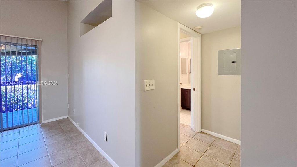 Image 11 of property listing at 757 NW 92nd Ave 757, Plantation, FL 33324