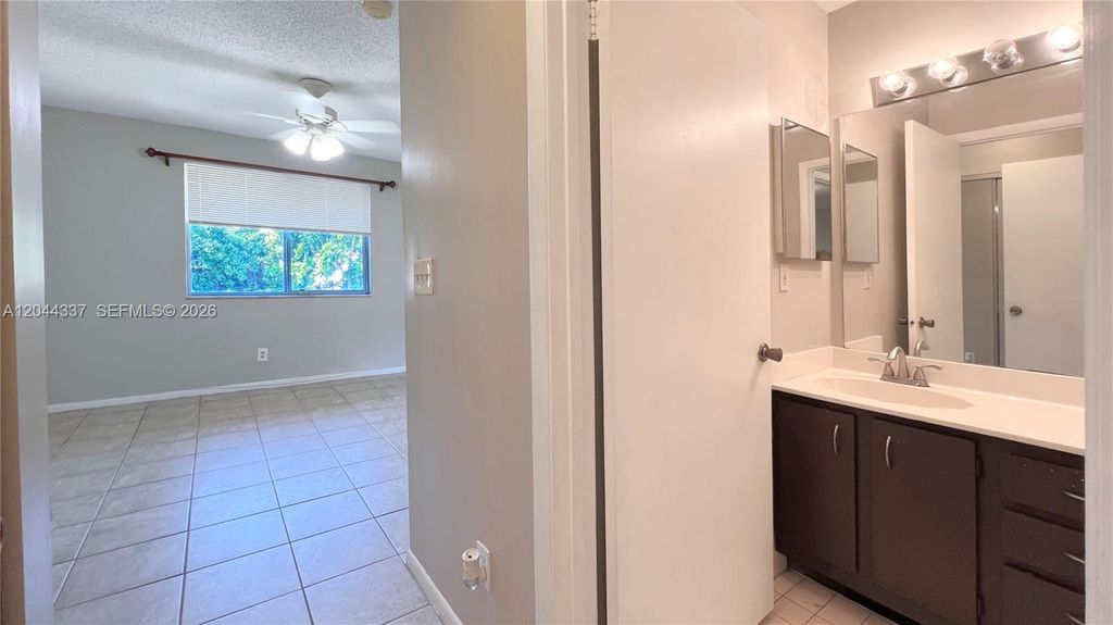 Image 12 of property listing at 757 NW 92nd Ave 757, Plantation, FL 33324