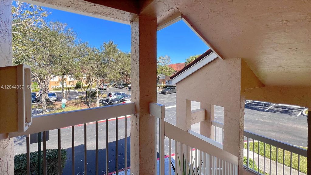 Image 2 of property listing at 757 NW 92nd Ave 757, Plantation, FL 33324