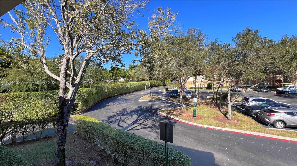 Image 3 of property listing at 757 NW 92nd Ave 757, Plantation, FL 33324