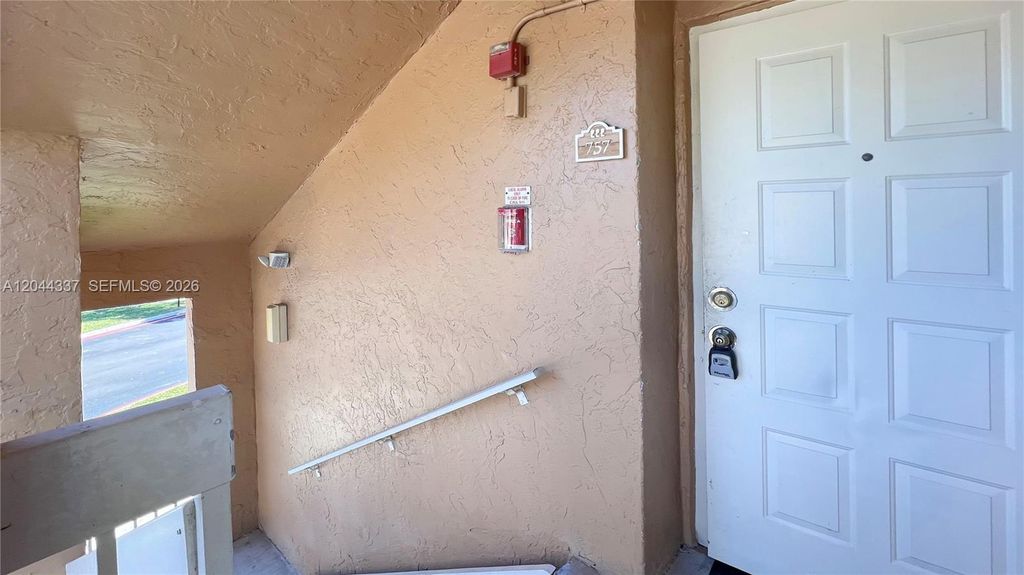 Image 4 of property listing at 757 NW 92nd Ave 757, Plantation, FL 33324