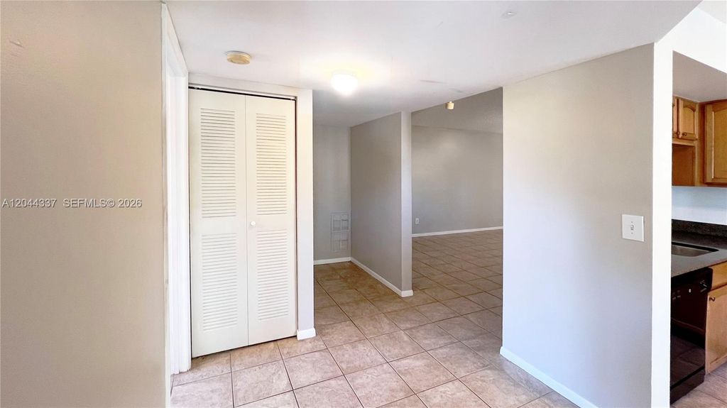 Image 5 of property listing at 757 NW 92nd Ave 757, Plantation, FL 33324