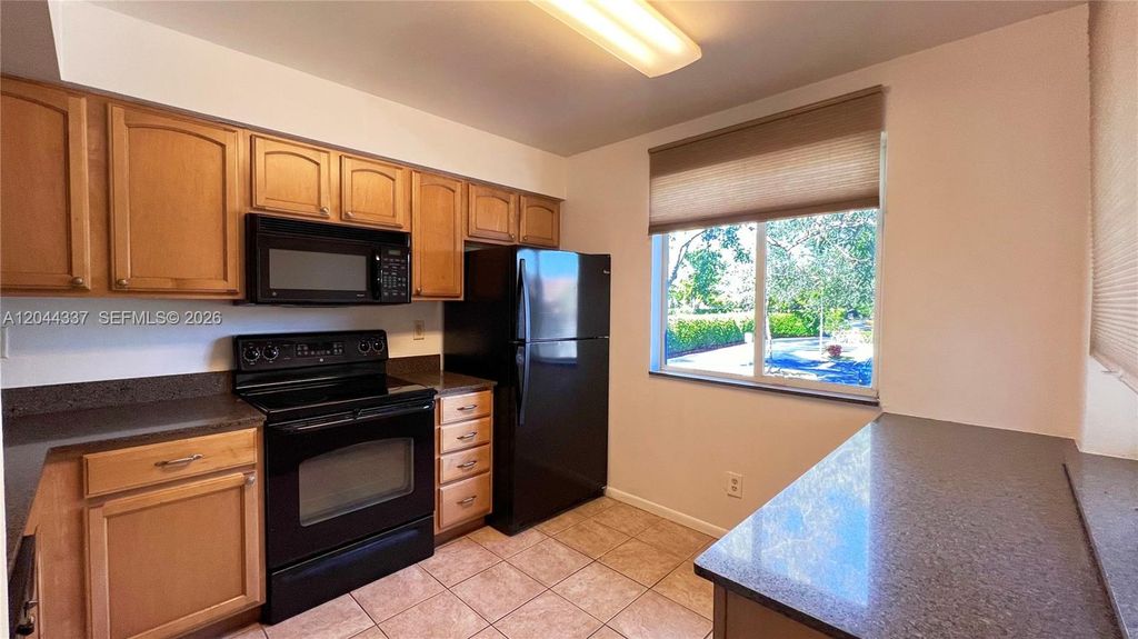 Image 6 of property listing at 757 NW 92nd Ave 757, Plantation, FL 33324