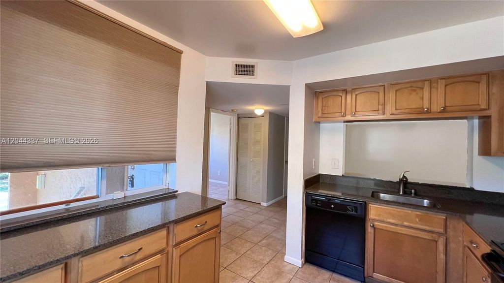 Image 7 of property listing at 757 NW 92nd Ave 757, Plantation, FL 33324