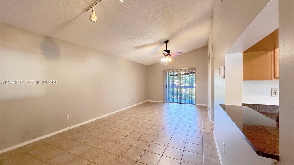 Image 8 of property listing at 757 NW 92nd Ave 757, Plantation, FL 33324