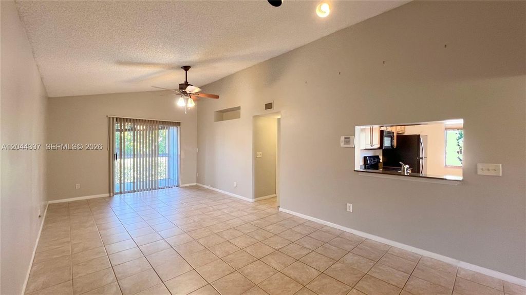 Image 9 of property listing at 757 NW 92nd Ave 757, Plantation, FL 33324