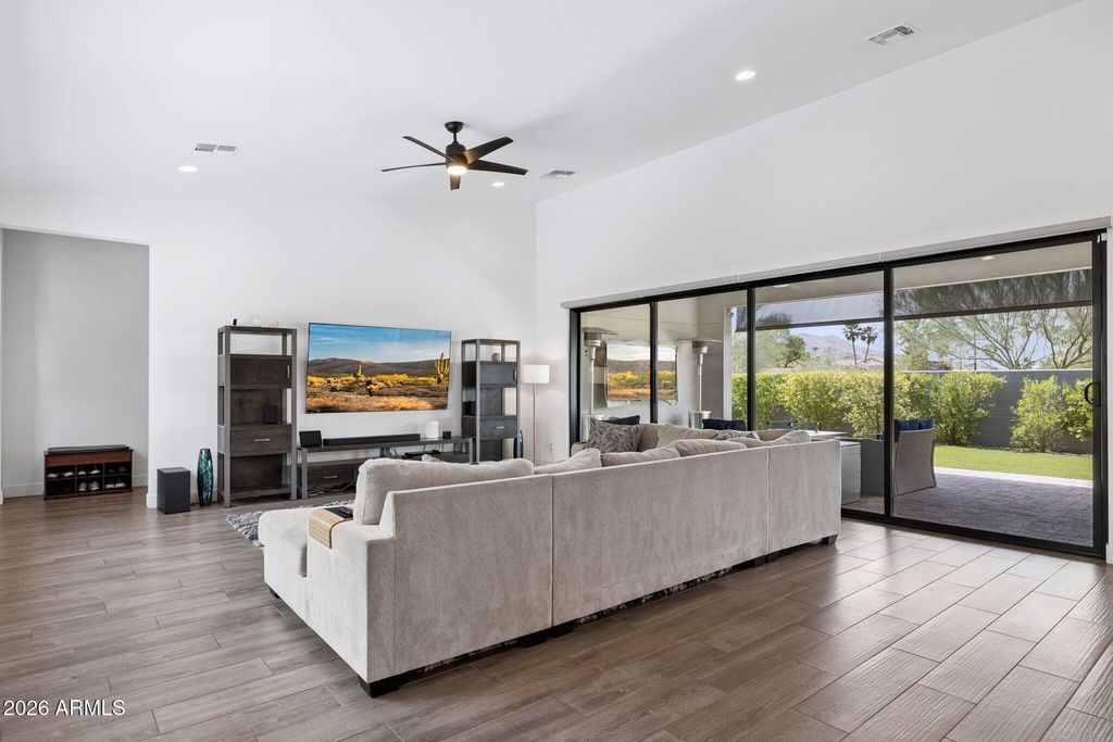 Image 12 of property listing at 9708 S 7TH Place, Phoenix, AZ 85042