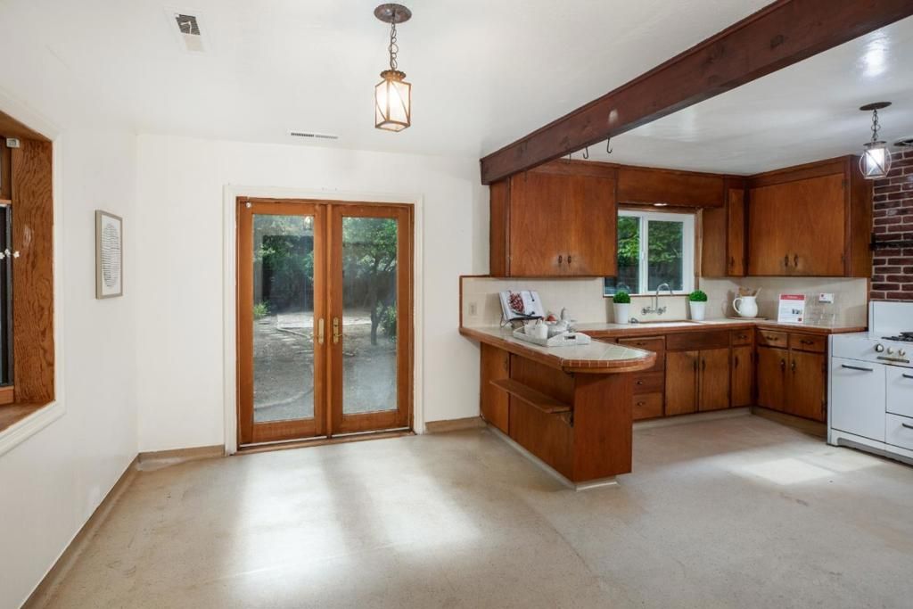 Image 7 of property listing at 2027 Carol Avenue, Mountain View, CA 94040