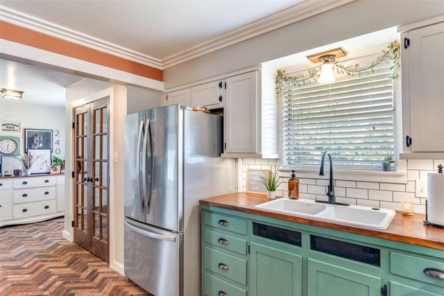 240 Smith Street, Burleson, TX 76028