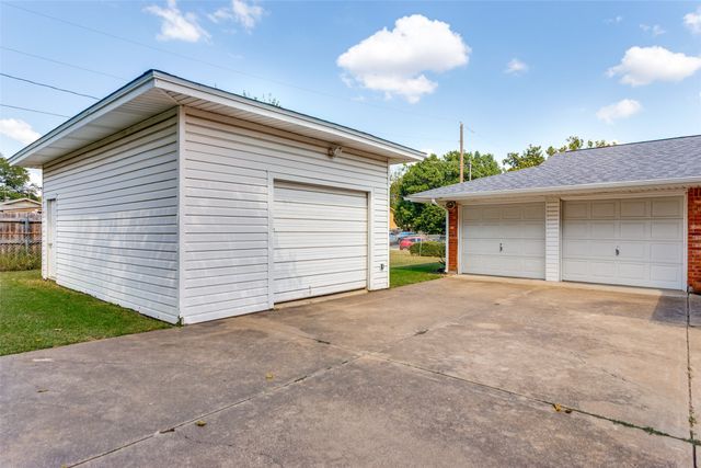 240 Smith Street, Burleson, TX 76028