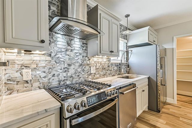 4019 3rd Street, Galveston, TX 77554