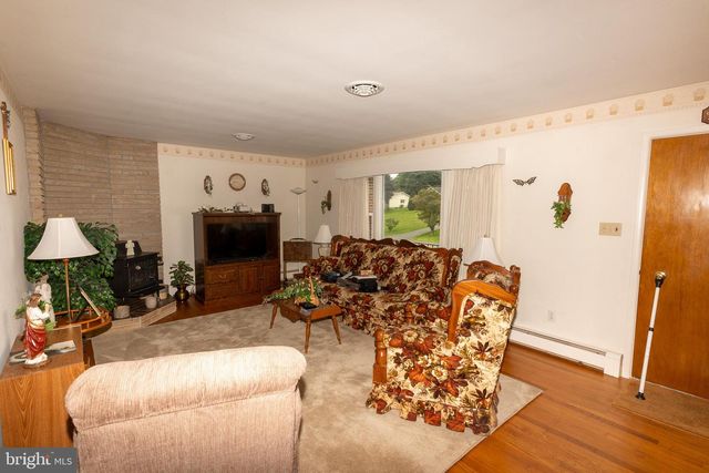 17 TWIN HILL DRIVE, Waynesboro, PA 17268