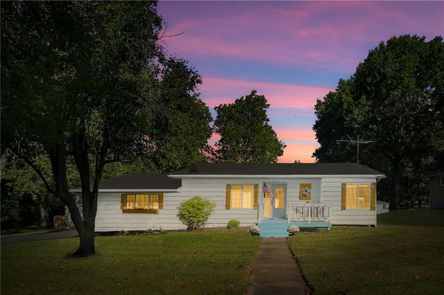 106 E 12th Street, Higginsville, MO 64037