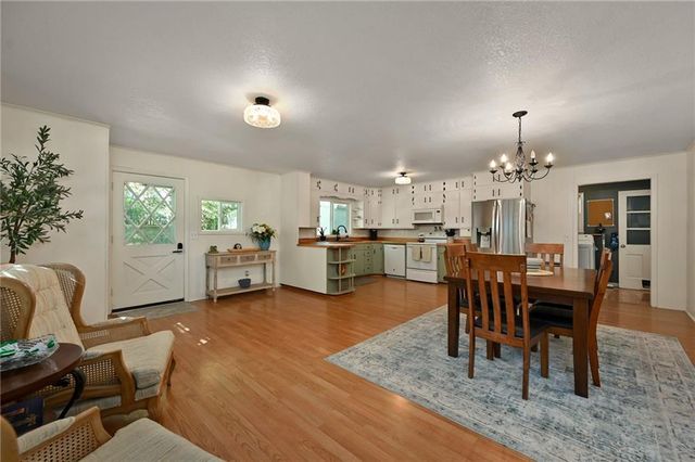 106 E 12th Street, Higginsville, MO 64037