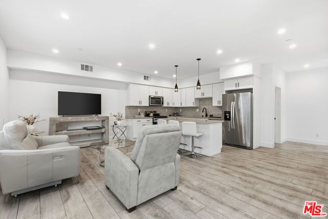 13822 Oxnard Street, Van Nuys (los Angeles), CA 91401