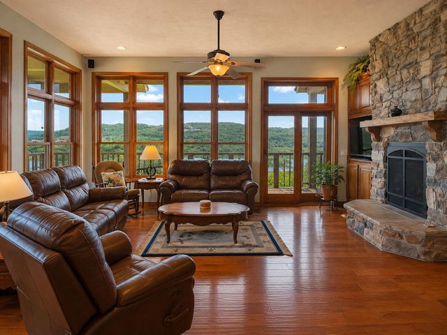700 Shore Point Road, Blue Eye, MO 65611
