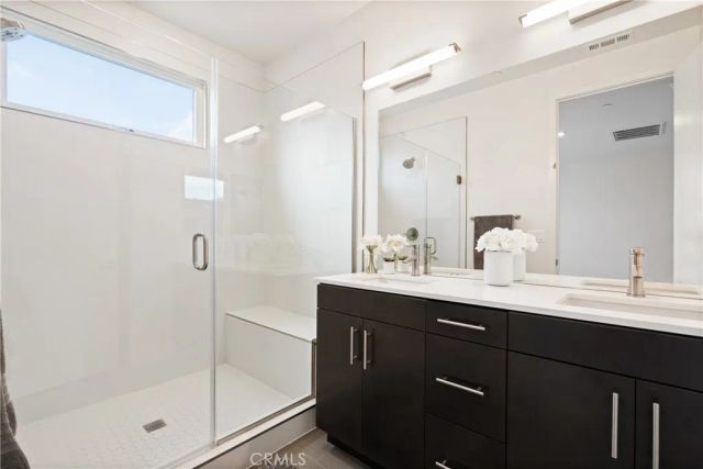 2700 E Chaucer 14, Los Angeles, CA 90065