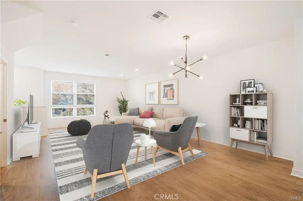 2700 E Chaucer 14, Los Angeles, CA 90065