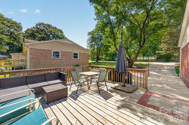 402 Wooddale Drive, Dallas, NC 28034