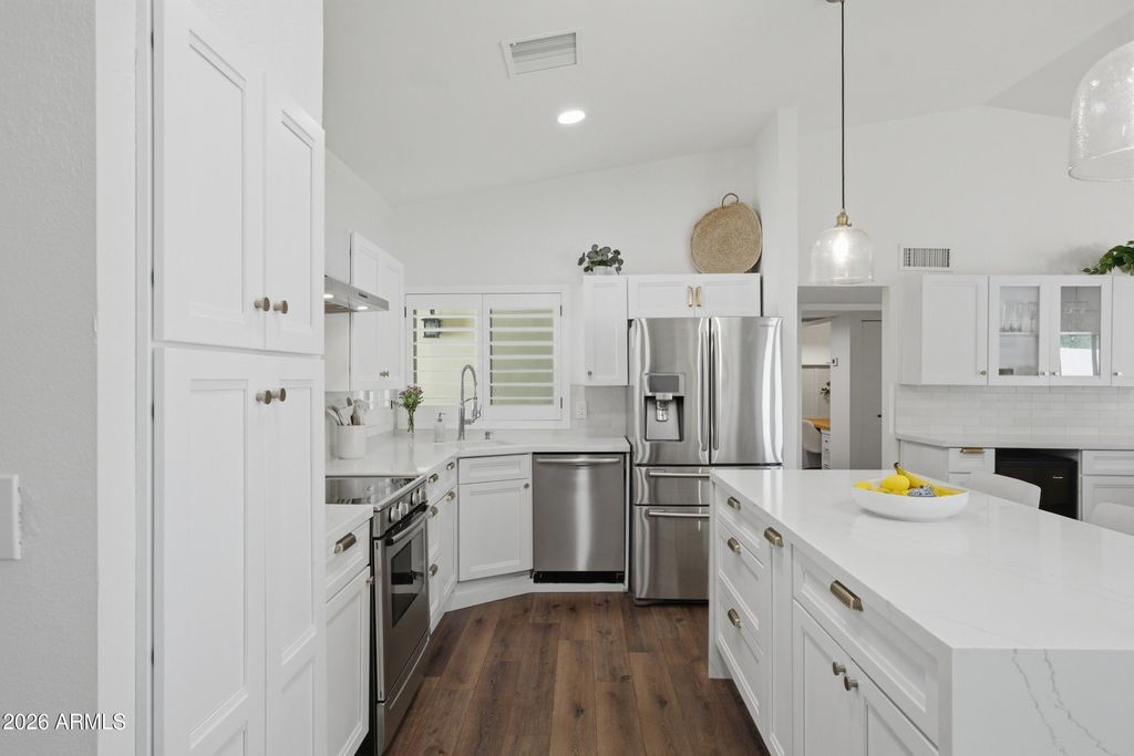 Image 10 of property listing at 7755 E ROSE Lane E, Scottsdale, AZ 85250