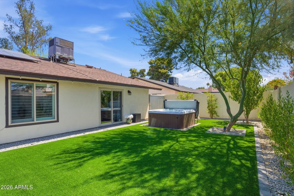 Image 25 of property listing at 7755 E ROSE Lane E, Scottsdale, AZ 85250