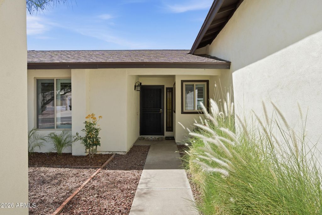 Image 3 of property listing at 7755 E ROSE Lane E, Scottsdale, AZ 85250