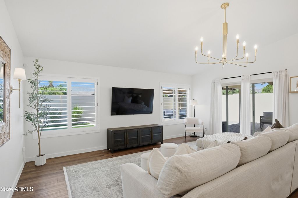 Image 6 of property listing at 7755 E ROSE Lane E, Scottsdale, AZ 85250