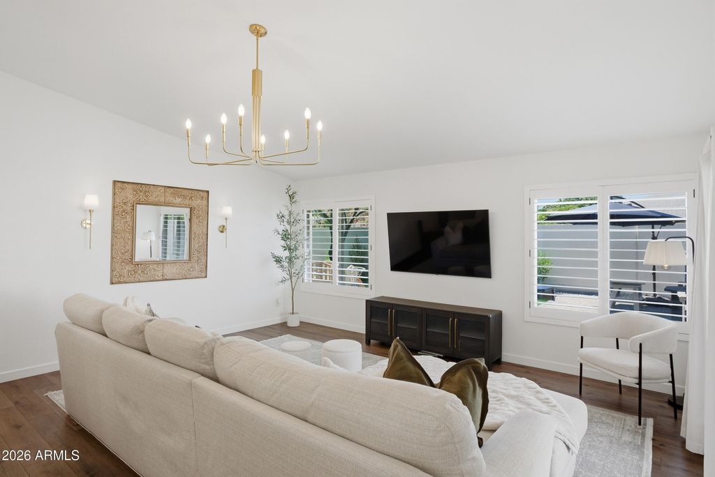 Image 7 of property listing at 7755 E ROSE Lane E, Scottsdale, AZ 85250