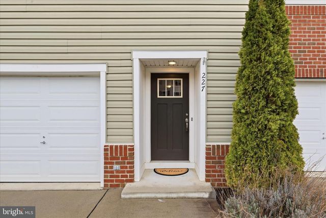 227 MAGELLAN DR, Martinsburg, WV 25404