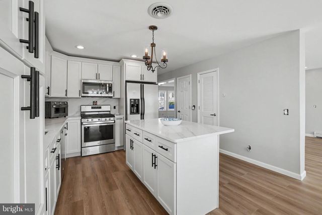 348 KINGFISHER RD, Tuckerton, NJ 08087