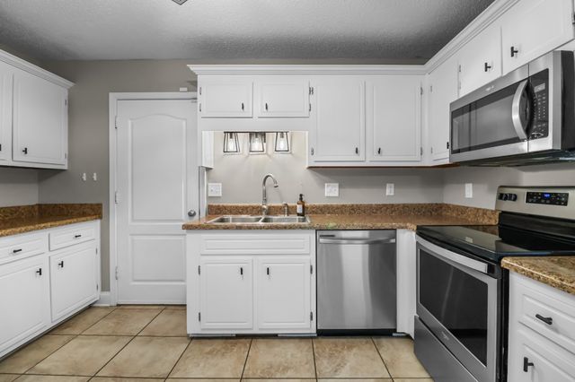 3795 McAllister Dr, Clarksville, TN 37042