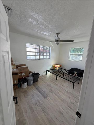 150 NE 164th St, Miami, FL 33162