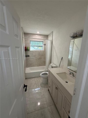 150 NE 164th St, Miami, FL 33162