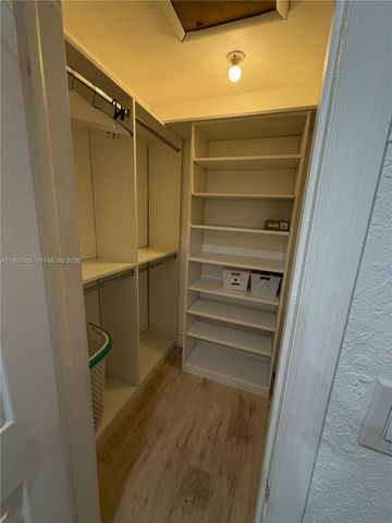 150 NE 164th St, Miami, FL 33162