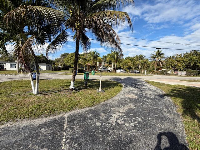 150 NE 164th St, Miami, FL 33162