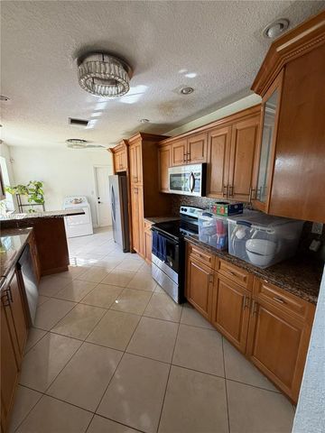 150 NE 164th St, Miami, FL 33162