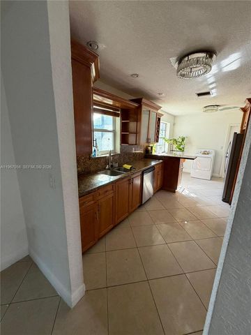 150 NE 164th St, Miami, FL 33162