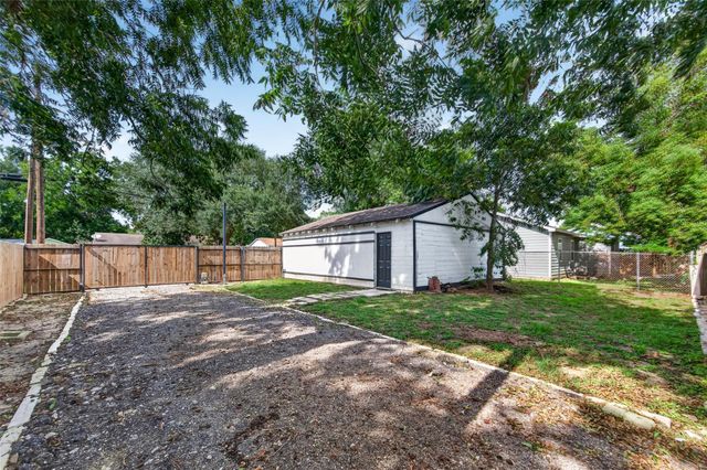 1308 W Dumble Street, Alvin, TX 77511
