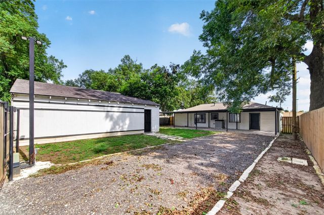 1308 W Dumble Street, Alvin, TX 77511