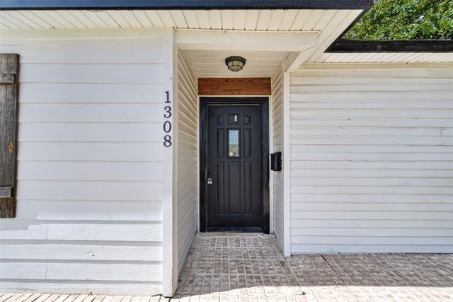 1308 W Dumble Street, Alvin, TX 77511