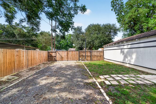 1308 W Dumble Street, Alvin, TX 77511