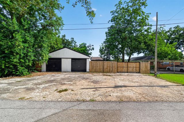 1308 W Dumble Street, Alvin, TX 77511