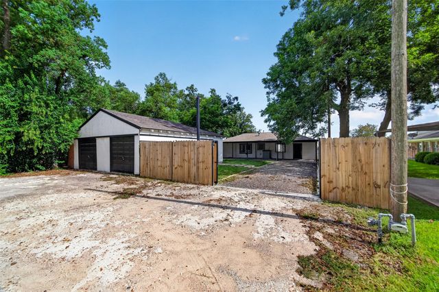 1308 W Dumble Street, Alvin, TX 77511