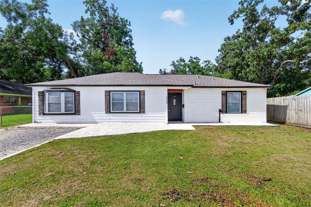 1308 W Dumble Street, Alvin, TX 77511