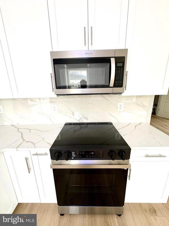 Image 12 of property listing at 8603 WINTERGREEN CT #303, Odenton, MD 21113