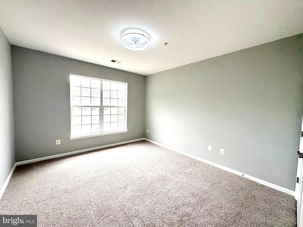 Image 21 of property listing at 8603 WINTERGREEN CT #303, Odenton, MD 21113