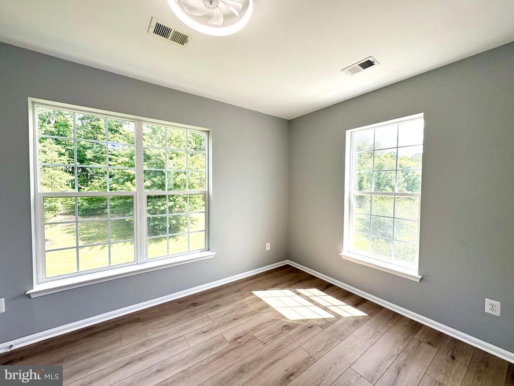 Image 26 of property listing at 8603 WINTERGREEN CT #303, Odenton, MD 21113